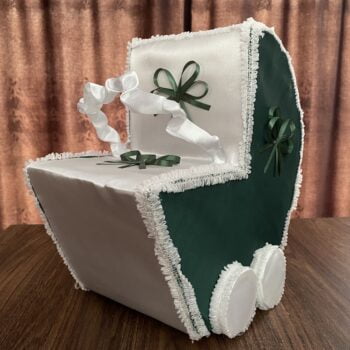 cutie de dar pentru botez tip carucior verde smarald