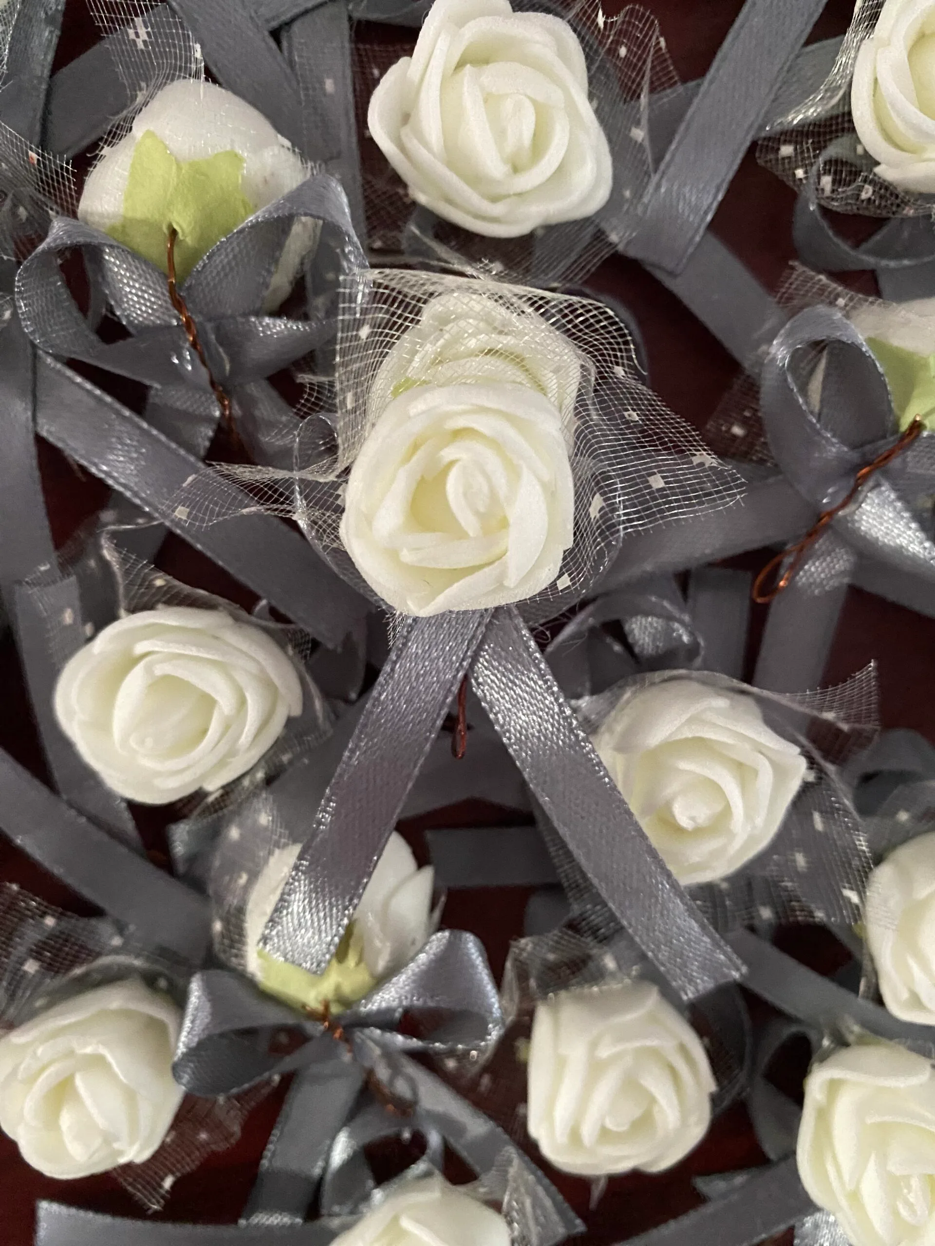 cocarde/ flori de pus in piept pentru invitati albastru regal