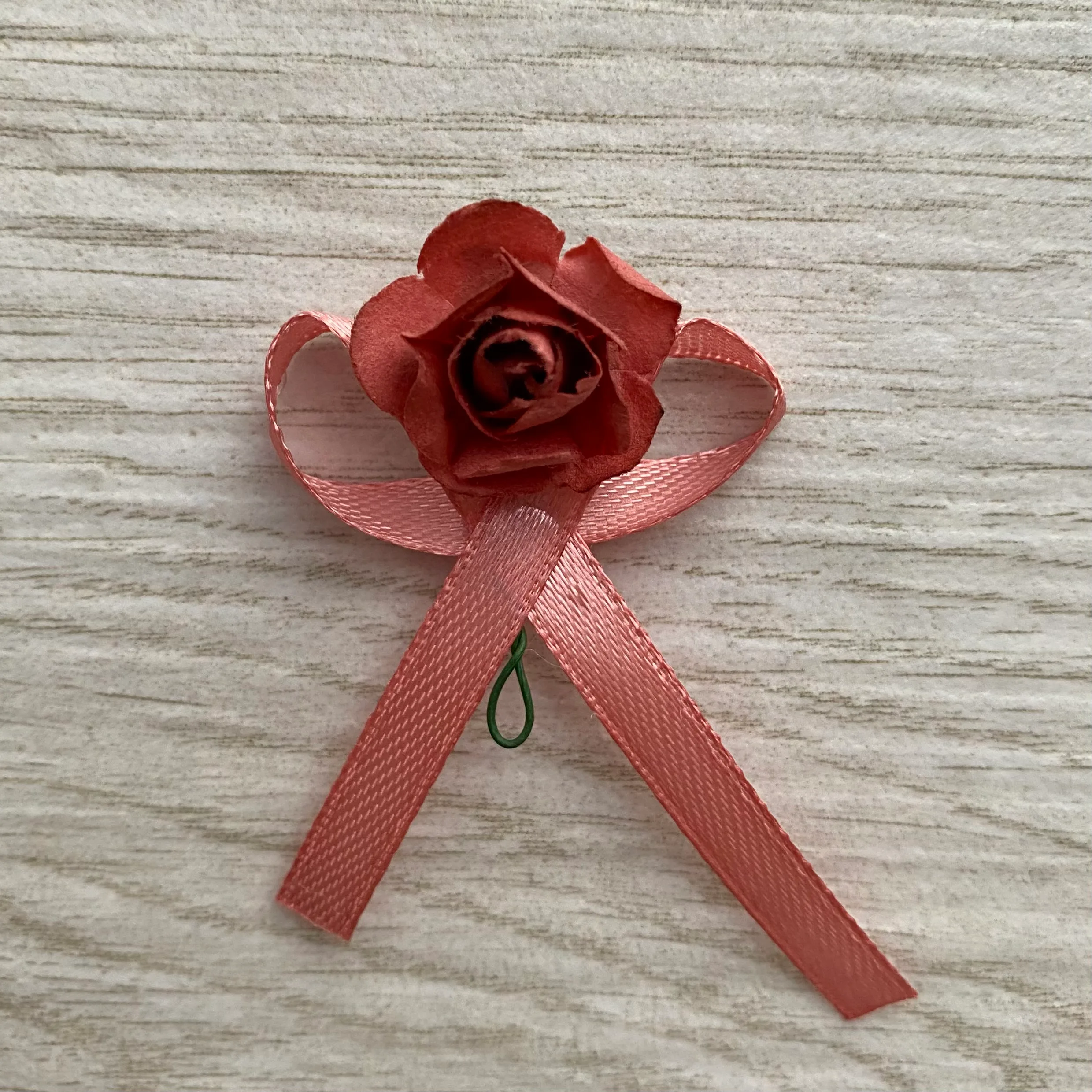 cocarde premium flori de pus in piept pentru invitati roz / rose floricele pentru nunta