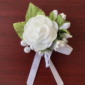 cocarde nunta white - elegance cocarde nunta flori de pus in piept pentru invitati cocarde albe