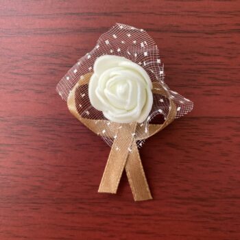 cocarde / flori de pus in piept cappuccino flori de pus in piept ieftine cocarde ieftine cocarde pentru invitati nunta flori de pus in piept pentru invitati nunta